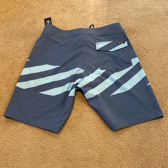 Volcom - Mid Length Board Shorts sz: 32 - Picture 2 of 4
